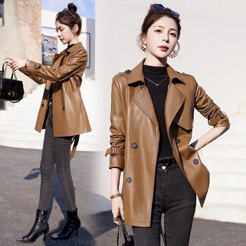 Ženska jakna od prave ovčje kože, duga 80–100 cm, ovratnik u stilu saka, dvostruko kopčanje s kopčama, regular kroj, gradski vjetar-stil