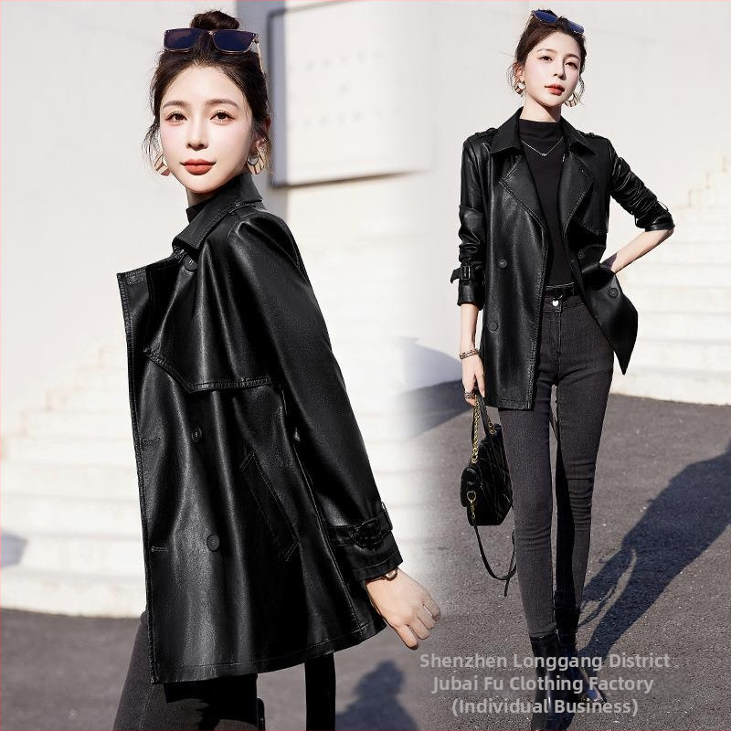 Ženska jakna od prave ovčje kože, duga 80–100 cm, ovratnik u stilu saka, dvostruko kopčanje s kopčama, regular kroj, gradski vjetar-stil