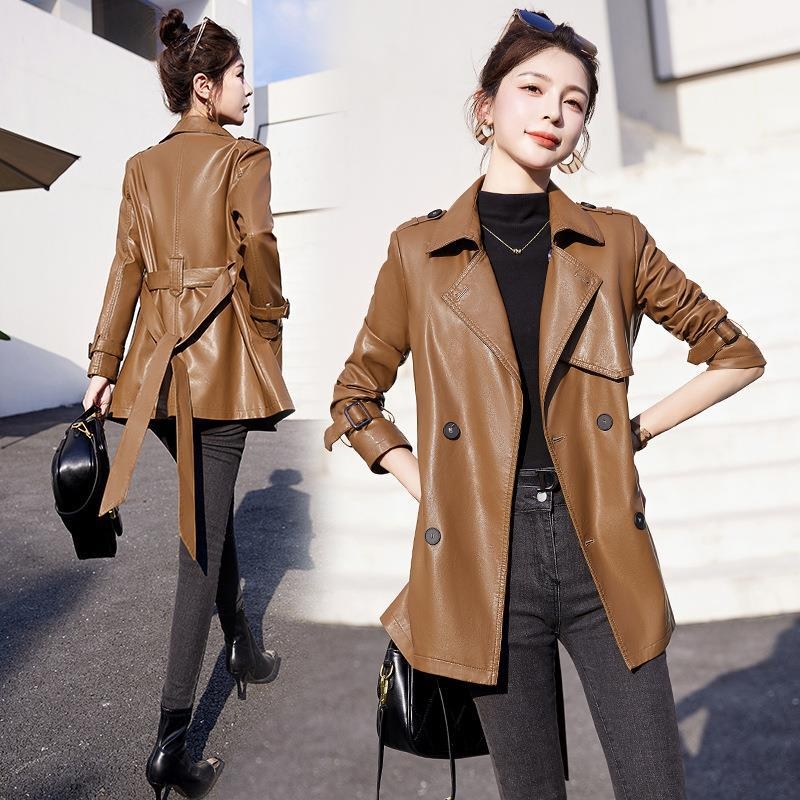 Ženska jakna od prave ovčje kože, duga 80–100 cm, ovratnik u stilu saka, dvostruko kopčanje s kopčama, regular kroj, gradski vjetar-stil