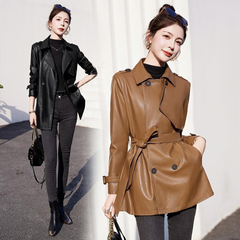 Ženska jakna od prave ovčje kože, duga 80–100 cm, ovratnik u stilu saka, dvostruko kopčanje s kopčama, regular kroj, gradski vjetar-stil