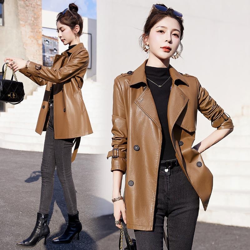 Ženska jakna od prave ovčje kože, duga 80–100 cm, ovratnik u stilu saka, dvostruko kopčanje s kopčama, regular kroj, gradski vjetar-stil