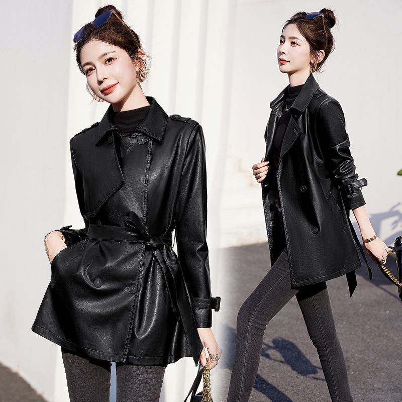 Ženska jakna od prave ovčje kože, duga 80–100 cm, ovratnik u stilu saka, dvostruko kopčanje s kopčama, regular kroj, gradski vjetar-stil