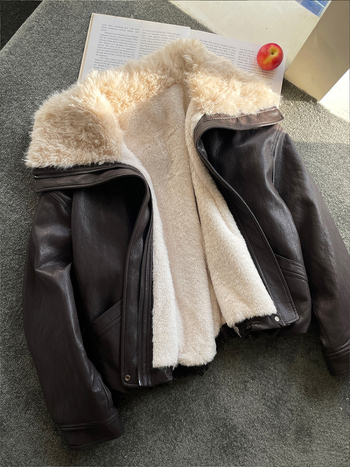 Ženska kožna jakna s umjetnim krznom na ovratniku, vezanje vrpcom, zatvarač, standardna duljina, zimska debela podstava
