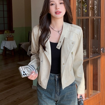 Ženska kratka biker jakna od umjetne PU kože, sa stojećim ovratnikom, zakopčavanje na kopčama, dugi rukavi, jesen 2025