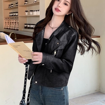 Ženska kratka biker jakna od umjetne PU kože, sa stojećim ovratnikom, zakopčavanje na kopčama, dugi rukavi, jesen 2025