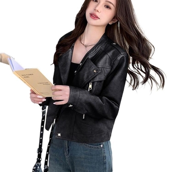 Ženska kratka biker jakna od umjetne PU kože, sa stojećim ovratnikom, zakopčavanje na kopčama, dugi rukavi, jesen 2025