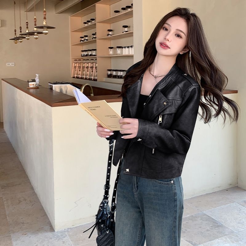 Ženska kratka biker jakna od umjetne PU kože, sa stojećim ovratnikom, zakopčavanje na kopčama, dugi rukavi, jesen 2025