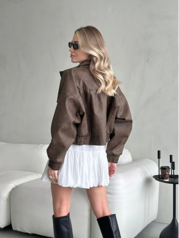 Ženska jakna od umjetne kože s lapel ovratnikom, dugi rukavi, zip sprijeda, poliester-spandeks smjesa; vintage gradski stil, ljeto 2025.