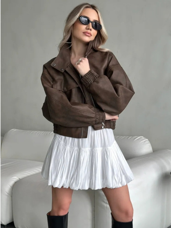 Ženska jakna od umjetne kože s lapel ovratnikom, dugi rukavi, zip sprijeda, poliester-spandeks smjesa; vintage gradski stil, ljeto 2025.