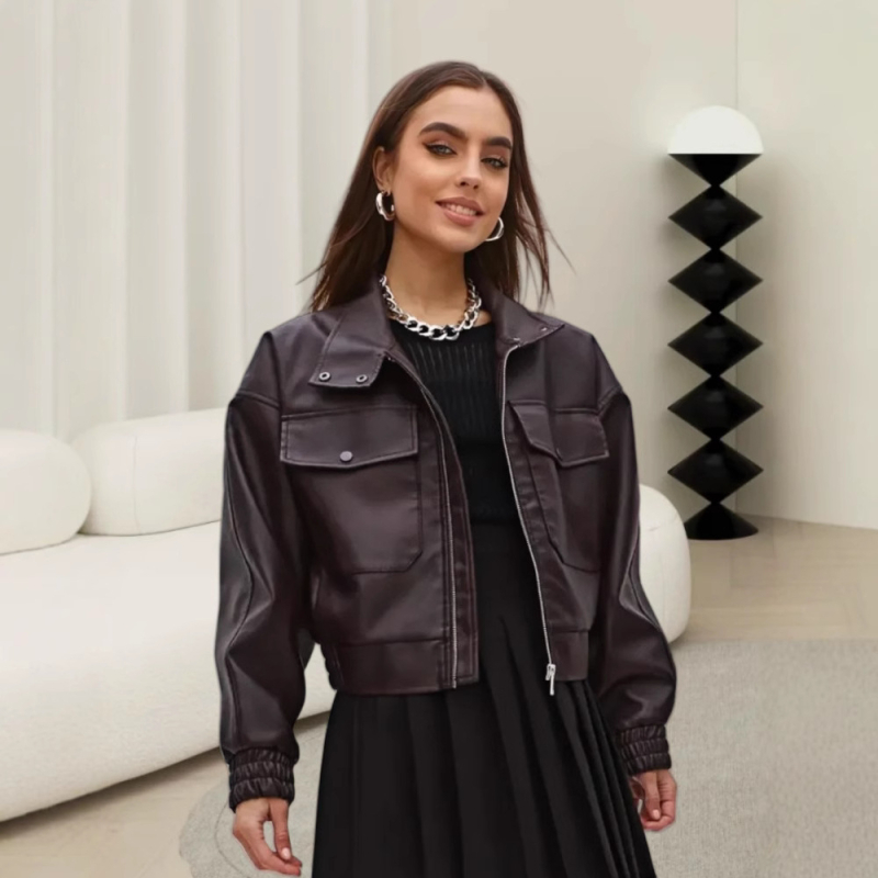 Ženska jakna od umjetne kože s lapel ovratnikom, dugi rukavi, zip sprijeda, poliester-spandeks smjesa; vintage gradski stil, ljeto 2025.