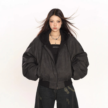 Ženska jakna od umjetne kože s kapuljačom, kratka dužina 40–50 cm, prednji zip, slobodan oversize kroj, ulični hip-hop stil.