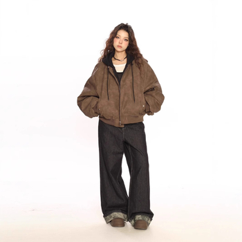 Ženska jakna od umjetne kože s kapuljačom, kratka dužina 40–50 cm, prednji zip, slobodan oversize kroj, ulični hip-hop stil.