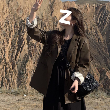 Ženska kožna jakna, ovratnik u stilu sakoa, produženi kroj, dugi leteći rukavi, prednji zatvarač s dva gumba, isprana koža