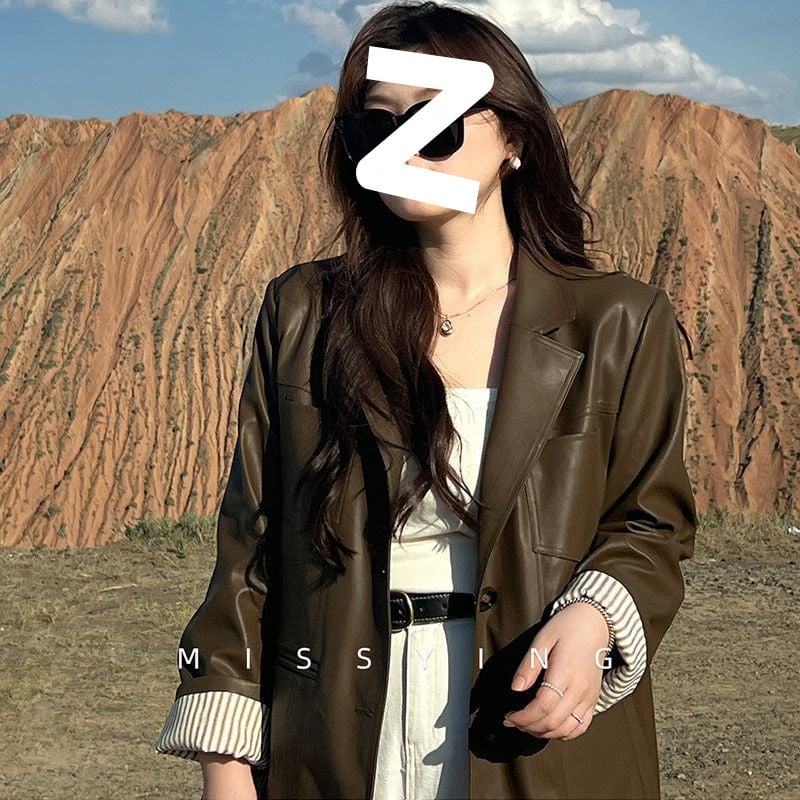 Ženska kožna jakna, ovratnik u stilu sakoa, produženi kroj, dugi leteći rukavi, prednji zatvarač s dva gumba, isprana koža