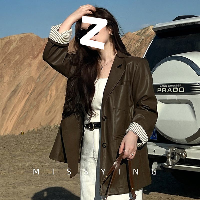 Ženska kožna jakna, ovratnik u stilu sakoa, produženi kroj, dugi leteći rukavi, prednji zatvarač s dva gumba, isprana koža