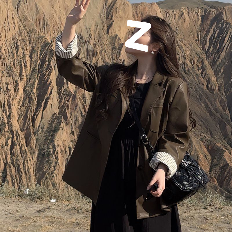 Ženska kožna jakna, ovratnik u stilu sakoa, produženi kroj, dugi leteći rukavi, prednji zatvarač s dva gumba, isprana koža