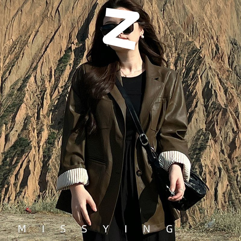 Ženska kožna jakna, ovratnik u stilu sakoa, produženi kroj, dugi leteći rukavi, prednji zatvarač s dva gumba, isprana koža