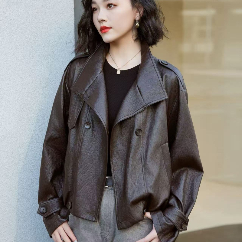 Ženska kratka kožna jakna u američkom stilu, stojeći ovratnik, imitacija kože, rok stil, jesen 2025