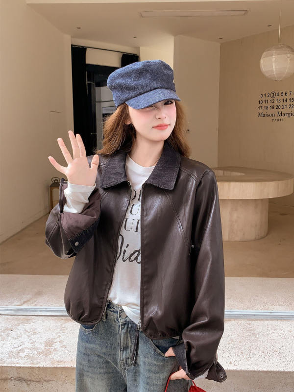 Ženska jakna od umjetne kože s reverom, raglan rukavima, uski kroj – jesen 2025