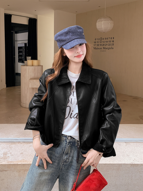 Ženska jakna od umjetne kože s reverom, raglan rukavima, uski kroj – jesen 2025