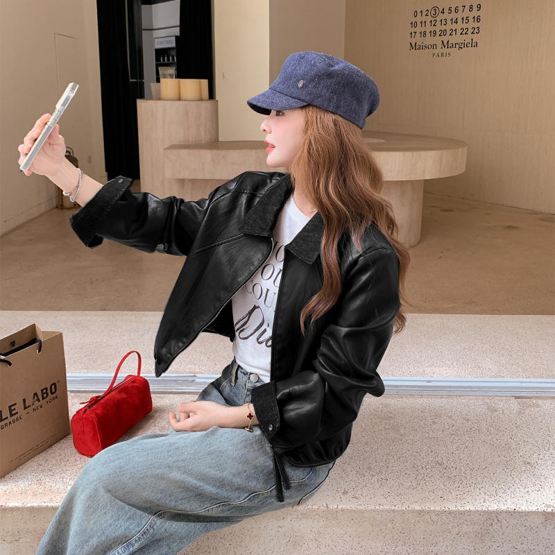 Ženska jakna od umjetne kože s reverom, raglan rukavima, uski kroj – jesen 2025