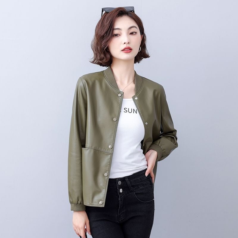 Ženska jakna od umjetne kože, ultra kratka dužina do 40 cm, baseball ovratnik, jednostruko kopčanje, proljeće 2025