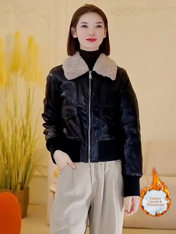 Ženska jakna od umjetne kože s flis podstavom, kapuljačom, ovratnikom od imitacije dlake i zatvaračem