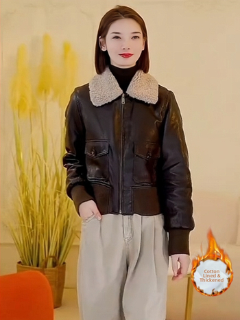 Ženska jakna od umjetne kože s flis podstavom, kapuljačom, ovratnikom od imitacije dlake i zatvaračem