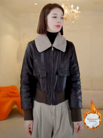 Ženska jakna od umjetne kože s flis podstavom, kapuljačom, ovratnikom od imitacije dlake i zatvaračem