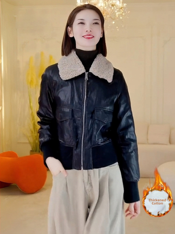 Ženska jakna od umjetne kože s flis podstavom, kapuljačom, ovratnikom od imitacije dlake i zatvaračem