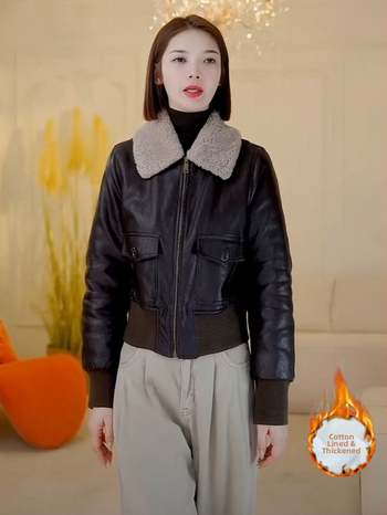 Ženska jakna od umjetne kože s flis podstavom, kapuljačom, ovratnikom od imitacije dlake i zatvaračem