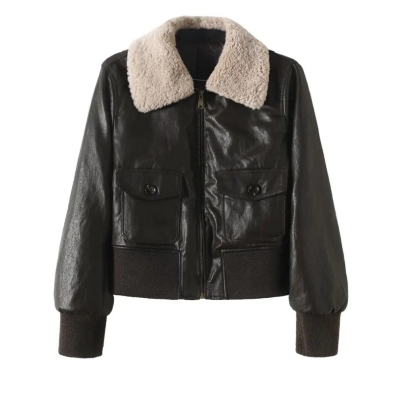 Ženska jakna od umjetne kože s flis podstavom, kapuljačom, ovratnikom od imitacije dlake i zatvaračem