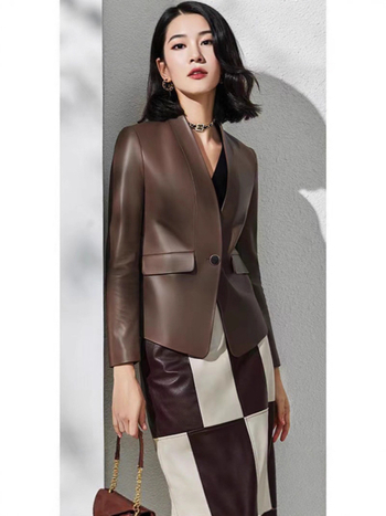 Ženska kožna jakna od ovčje kože s V-izrezom, uska kroj, zatvara se jednim gumbom, dugi rukavi, standardna duljina (Ovčja koža; V-izrez; Uska kroj; Jedan gumb; Standardna duljina)