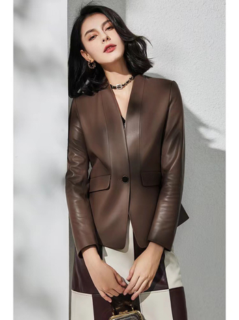 Ženska kožna jakna od ovčje kože s V-izrezom, uska kroj, zatvara se jednim gumbom, dugi rukavi, standardna duljina (Ovčja koža; V-izrez; Uska kroj; Jedan gumb; Standardna duljina)