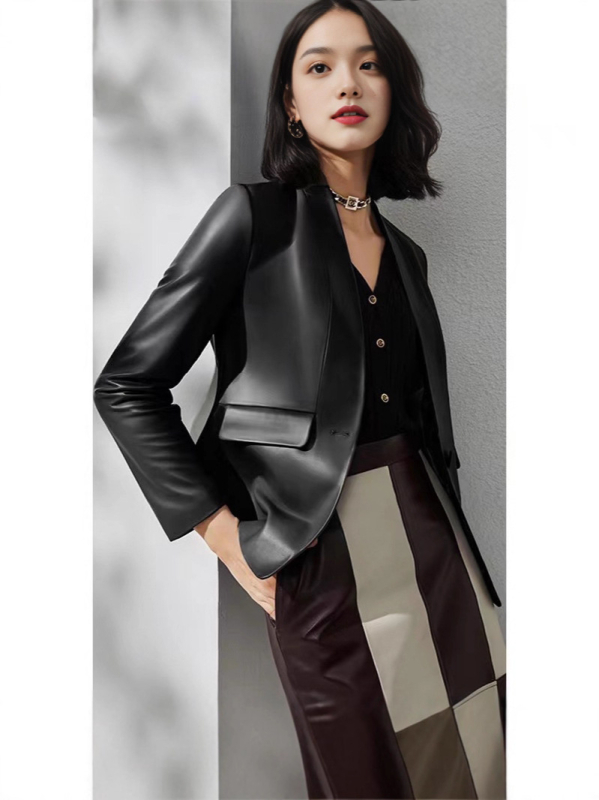 Ženska kožna jakna od ovčje kože s V-izrezom, uska kroj, zatvara se jednim gumbom, dugi rukavi, standardna duljina (Ovčja koža; V-izrez; Uska kroj; Jedan gumb; Standardna duljina)