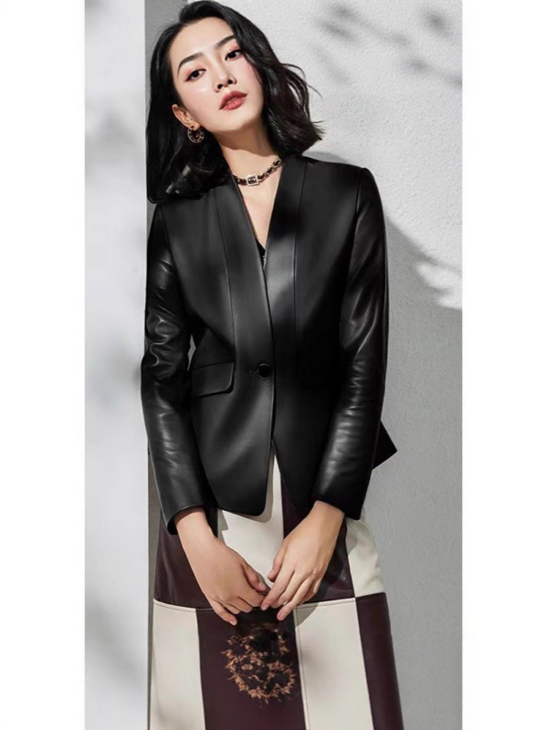 Ženska kožna jakna od ovčje kože s V-izrezom, uska kroj, zatvara se jednim gumbom, dugi rukavi, standardna duljina (Ovčja koža; V-izrez; Uska kroj; Jedan gumb; Standardna duljina)