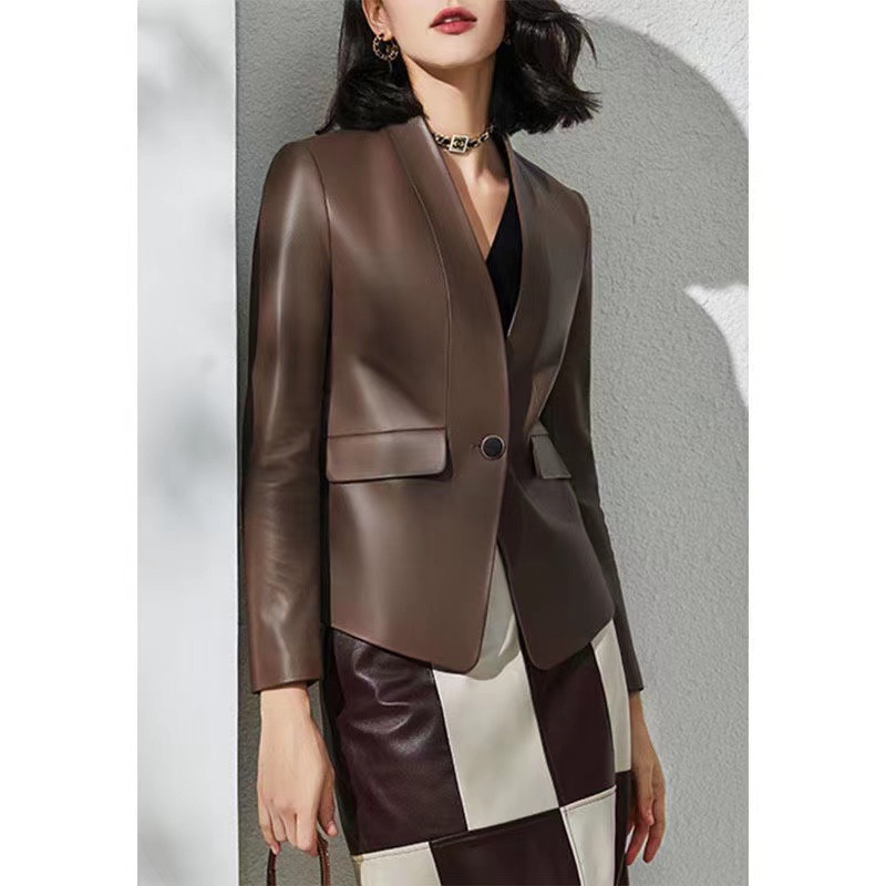 Ženska kožna jakna od ovčje kože s V-izrezom, uska kroj, zatvara se jednim gumbom, dugi rukavi, standardna duljina (Ovčja koža; V-izrez; Uska kroj; Jedan gumb; Standardna duljina)