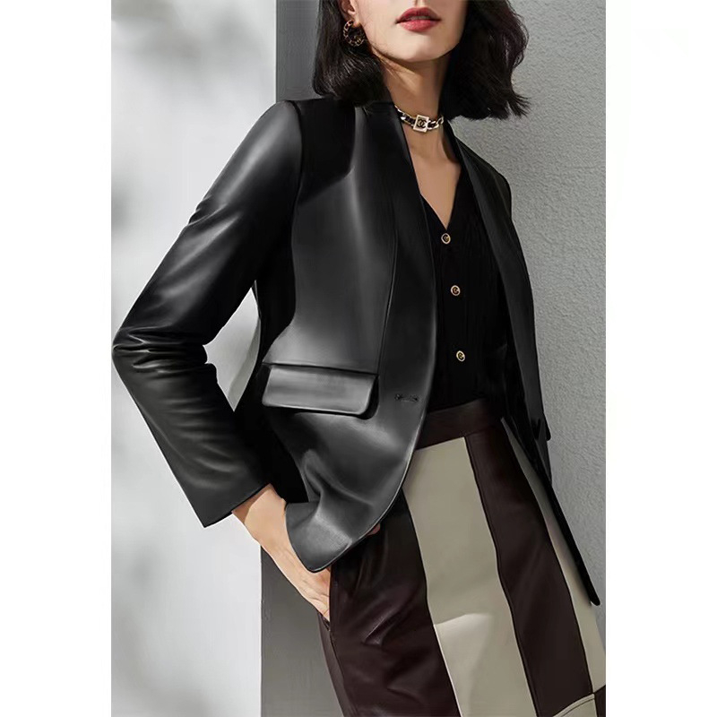 Ženska kožna jakna od ovčje kože s V-izrezom, uska kroj, zatvara se jednim gumbom, dugi rukavi, standardna duljina (Ovčja koža; V-izrez; Uska kroj; Jedan gumb; Standardna duljina)