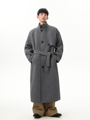 Kaput s podstavljenim ramenima, vuneni materijal, jednostruko kopčanje, rever ovratnik, srednja duljina