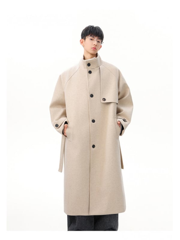 Kaput s podstavljenim ramenima, vuneni materijal, jednostruko kopčanje, rever ovratnik, srednja duljina