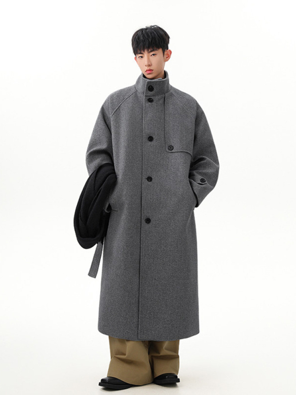 Kaput s podstavljenim ramenima, vuneni materijal, jednostruko kopčanje, rever ovratnik, srednja duljina