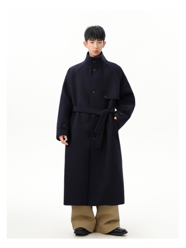 Kaput s podstavljenim ramenima, vuneni materijal, jednostruko kopčanje, rever ovratnik, srednja duljina