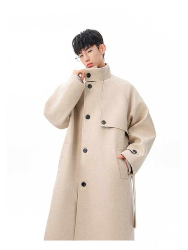 Kaput s podstavljenim ramenima, vuneni materijal, jednostruko kopčanje, rever ovratnik, srednja duljina