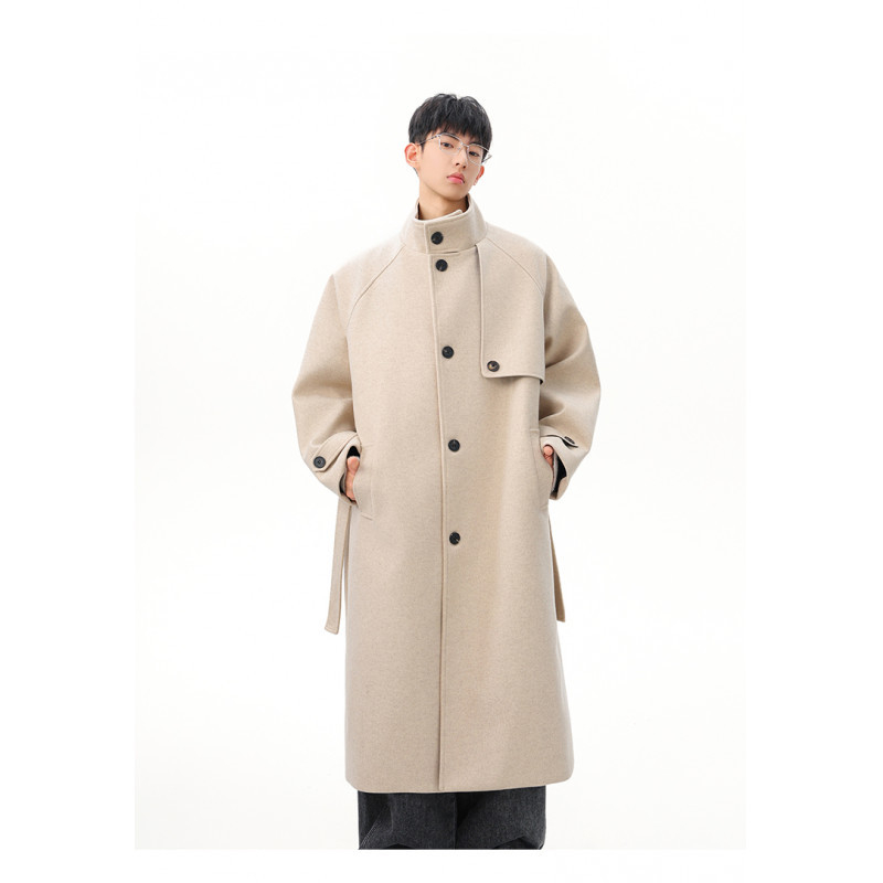 Kaput s podstavljenim ramenima, vuneni materijal, jednostruko kopčanje, rever ovratnik, srednja duljina