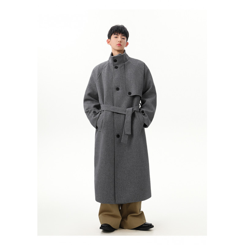 Kaput s podstavljenim ramenima, vuneni materijal, jednostruko kopčanje, rever ovratnik, srednja duljina