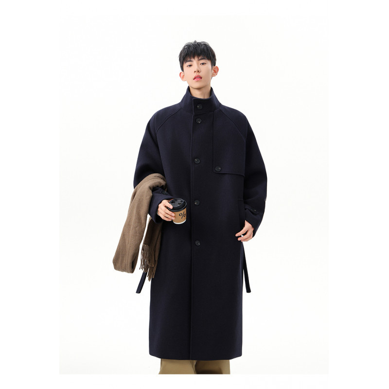 Kaput s podstavljenim ramenima, vuneni materijal, jednostruko kopčanje, rever ovratnik, srednja duljina