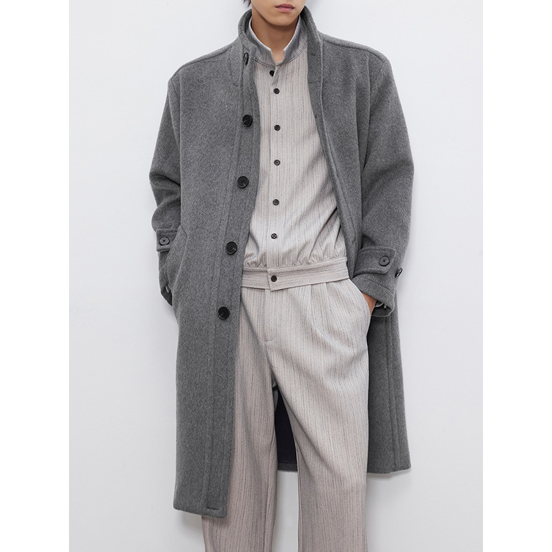 Muški kaput, korejski stil, stojeći ovratnik, srednja duljina, labav kroj, jednoredno zatvaranje, bočne džepove (Stojeći ovratnik; Srednja duljina; Labav kroj; Jednoredno zatvaranje; Bočne džepove)