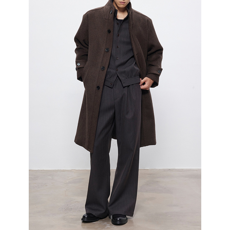 Muški kaput, korejski stil, stojeći ovratnik, srednja duljina, labav kroj, jednoredno zatvaranje, bočne džepove (Stojeći ovratnik; Srednja duljina; Labav kroj; Jednoredno zatvaranje; Bočne džepove)