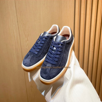 Ежедневни спортни обувки; горна част: кожа от първи слой; стелка: овча кожа; подметка: телешко сухожилие; закопчаване: предно връзване; пръст: кръгъл