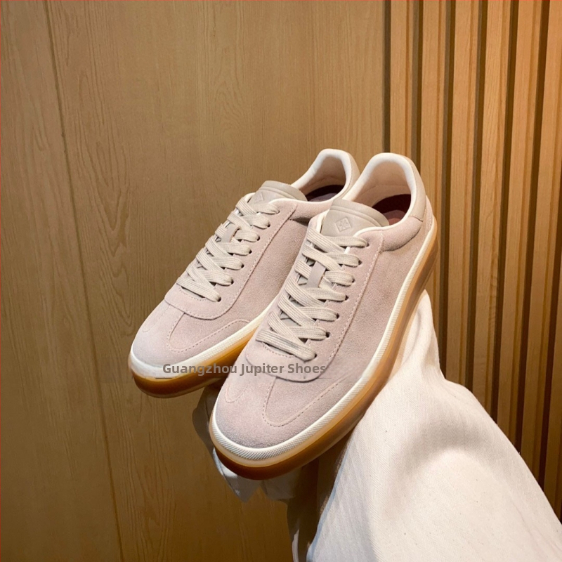 Ежедневни спортни обувки; горна част: кожа от първи слой; стелка: овча кожа; подметка: телешко сухожилие; закопчаване: предно връзване; пръст: кръгъл